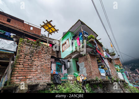 Häuser in Shimla, in denen der Fokus auf einer behelfsmäßigen Neuerfindung, welche Formen ein sitzregal für Tauben in diesem Hang Kolonie Stockfoto