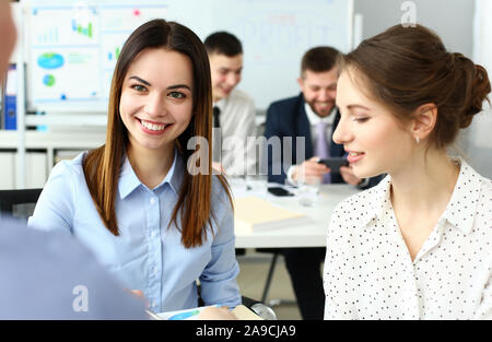 V Gruppe der kaukasischen Völker diskutieren im Büro einige geschäftliche Probleme Stockfoto