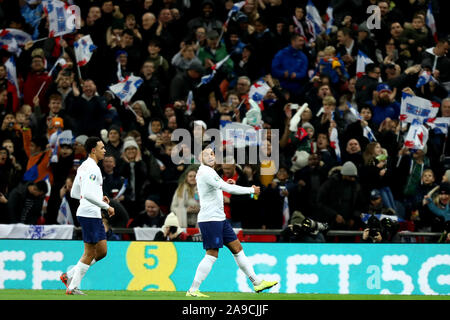 Wembley Stadion, London, UK. 14 Nov, 2019. Europameisterschaften 2020 Fußball Qualifier, England gegen Montenegro; Alex Oxlade-Chamberlain von England feiert, als er Noten für 1-0 in der 11. Minute-redaktionelle Verwendung Credit: Aktion plus Sport/Alamy leben Nachrichten Stockfoto