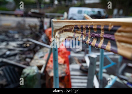 Hongkong, China. 11 Nov, 2019. Der Restwert nach der Schlacht zwischen Studenten und Polizei während der Demonstrationen. Eine noch nie dagewesene Schlachten an der Chinesischen Universität Hongkong (Cuhk) als Hong Kong Proteste für den fünften Monat fort. Einen stadtweiten Streik aufgerufen, am 11. November 2019 begonnen und Teilen von Hong Kong zu stoppen als MTR-Stationen geschlossen und mehrere Straßensperren errichtet wurden. Credit: James/SOPA Images/ZUMA Draht/Alamy leben Nachrichten Stockfoto