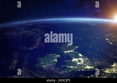 Vereinigtes Königreich (UK) aus dem Weltraum bei Nacht mit den Lichtern der Stadt der Stadt London, England, Wales, Schottland, Nordirland, Kommunikationstechnik, Stockfoto