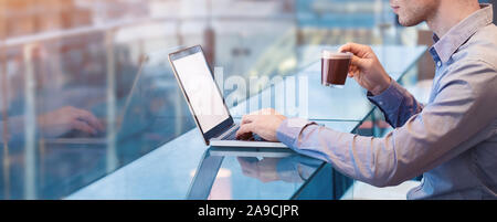 Manager, die am Projekt mit Laptop in der modernen Interieur, Projektmanagement, Finanzen oder Business Konzept mit Person im Büro mit Wireless Stockfoto
