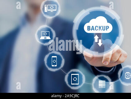 Sichern von Dateien und Daten im Internet mit Cloud Storage Technologie, Sync alle online Geräte und Computer mit Netzwerkverbindung, Schutz gegen Stockfoto