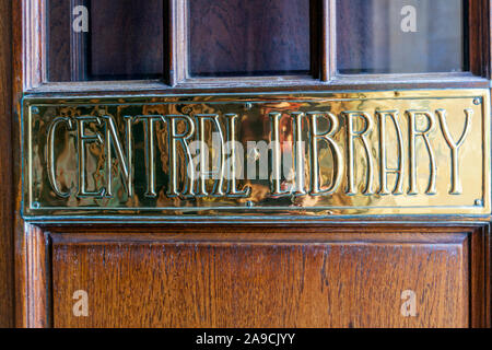 Bristol Central Library befindet sich in einem historischen Gebäude auf der Südseite des College Green, Bristol, England, Großbritannien Stockfoto