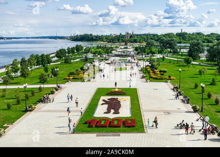 Jaroslawl / Russland; 14. Juli 2019: Gasse der Springbrunnen und das Denkmal zu Ehren des 1000. Jahrestages von Jaroslawl, Wolga und Kotorosl Fluss Stockfoto