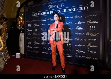 Hamburg, Deutschland. 14 Nov, 2019. Fernanda Brandao, Sänger, kommt über den roten Teppich zur Verleihung des 4. deutschen Blogger Preis in der Mozart Hallen. Credit: Gregor Fischer/dpa/Alamy leben Nachrichten Stockfoto