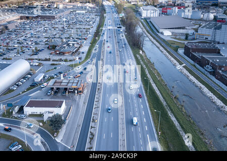 Autonome Fahrzeuge auf der Autobahn mit selbst Auto fahren sensing Umwelt durch Radar und Betriebssystem sicher auf Speedway dank künstlicher Intelligenz Stockfoto