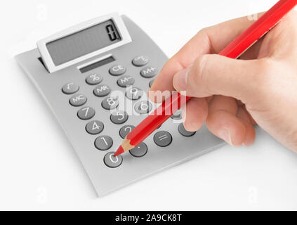 Männliche hand mit Taschenrechner und roten Stift Stockfoto