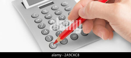 Männliche Hand und Taschenrechner mit roter Stift Stockfoto