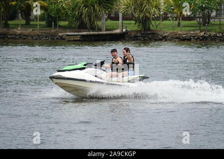 Glückliches junges Paar mit Daumen nach oben genießen und Spaß reiten auf einem Jet Ski. Tropischen Küste von Sri Lanka Stockfoto