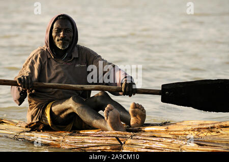 Man paddeln auf seine tankwa am Lake Tana, Äthiopien Stockfoto