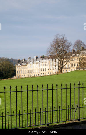 Marlborough Gebäude aus der Royal Crescent in Bath Somerset UK gesehen. Schönes Beispiel der georgischen Architektur in Badewanne aus Stein. Stockfoto