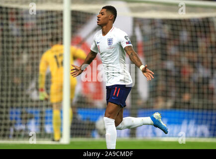 England's Marcus Rashford feiert zählenden vierte Ziel seiner Seite des Spiels während der UEFA EURO 2020-Qualifikationsspiel in Wembley, London. Stockfoto