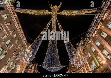 Regent Street, London, UK. 14 Nov, 2019. Weihnachten Lichter in der Regent Street, London gedreht. Credit: Guy Bell/Alamy leben Nachrichten Stockfoto