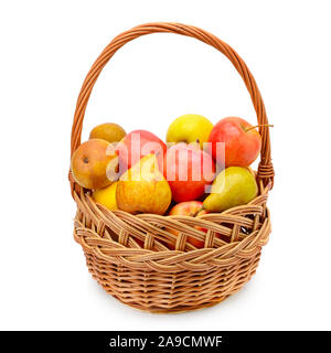 Reife äpfel und birnen im Warenkorb auf weißem Hintergrund Stockfoto