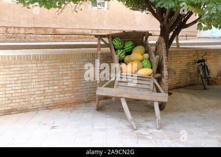 Holz- Warenkorb mit Melone Ernte gefüllt Stockfoto