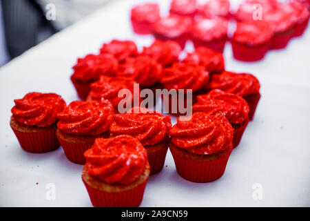 Nahaufnahme von Fach mit vielen köstlichen Vielfalt Gebäck Kuchen Törtchen. Frisch, bunt, bunte rote und süße Beeren Desserts, wunderschön Stockfoto