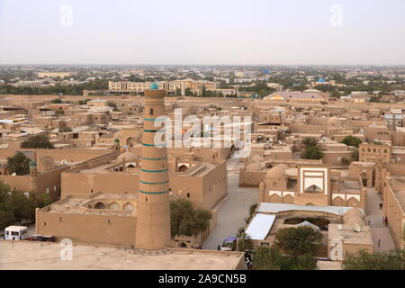 Panoramablick auf Chiwa (Chiva, Heva, Xiva, Chiwa, Khiveh) - xorazm Provinz/Usbekistan - Stadt an der Seidenstraße in Zentralasien Stockfoto