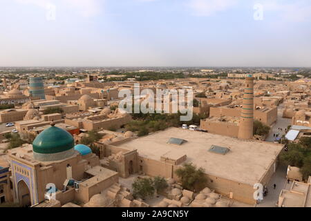 Panoramablick auf Chiwa (Chiva, Heva, Xiva, Chiwa, Khiveh) - xorazm Provinz/Usbekistan - Stadt an der Seidenstraße in Zentralasien Stockfoto