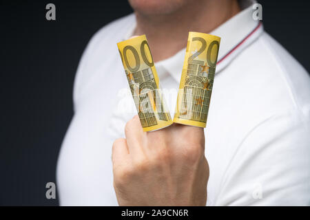 Nahaufnahme einer Hand, die zweihundert Euro Banknoten über seinen Fingern gerollt Stockfoto