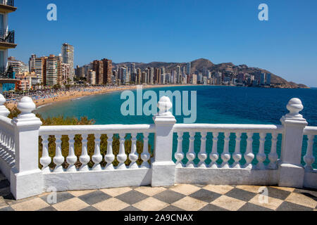 Der Blick von der Placa del Castell mit Blick auf Strand Levante in Benidorm, Spanien. Stockfoto