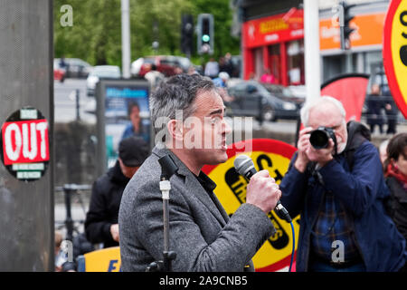 Jonathan Bartley, Co - Führer der Grünen Partei von England und Wales und Kandidat für die Dulwich und West Norwood am 2019 allgemeine Wahlen in einer Rede auf der Demonstration gegen die Politik der konservativen Regierung in Bristol, UK am 29. April 2017 Stockfoto