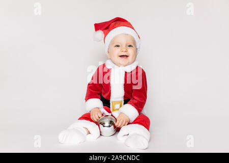 Porträt eines Kindes tragen Santa Claus Kostüm. Kind Spaß an Weihnachten. Merry Xmas Konzept. Stockfoto