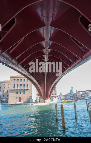 Ponte della Costituzione (Verfassung Bridge) als von unten gesehen in Venedig, Italien Stockfoto