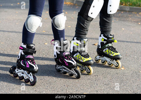 Minsk, Weißrussland, 20. Oktober 2019. Kinder die Beine mit Schutz und Rollschuhe. Junge und Mädchen rollerblading Stockfoto