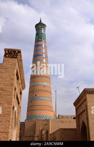 22. September 2019 - Chiwa, Usbekistan: Islam Khoja Minarett (Wahrzeichen der Stadt). Stockfoto