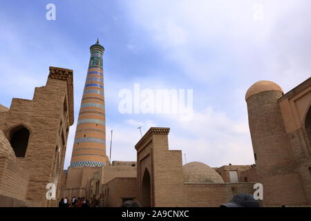 22. September 2019 - Chiwa, Usbekistan: Islam Khoja Minarett (Wahrzeichen der Stadt). Stockfoto