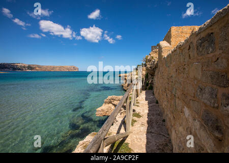 Ein Blick von der felsigen Küste weg in Javea in Spanien. Cap de Sant Antoni können in der Abstand auf der linken Seite. Stockfoto