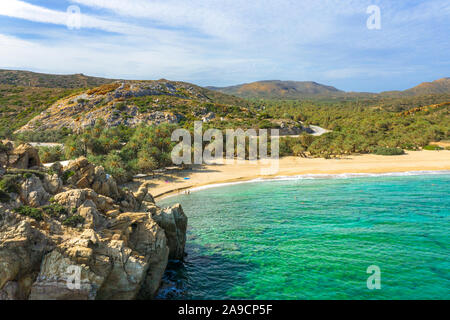 Die malerische Landschaft mit Palmen, türkisfarbenes Wasser und tropischen Strand, Vai, Kreta, Griechenland. Stockfoto