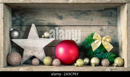 Eine typische Symbole Weihnachten Dekoration auf einer hölzernen Hintergrund Stockfoto