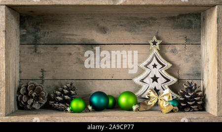 Einige grüne Kugeln aus Glas und Tannenbaum Weihnachten Symbole Dekoration Stockfoto