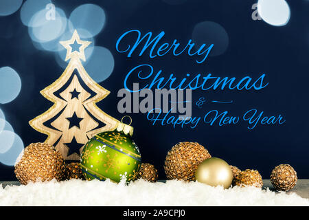 Weihnachtsdekoration dunklen Hintergrund mit Holz- baum Glaskugeln und Schnee Stockfoto