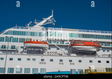 Leben Boote auf dem Kreuzfahrtschiff MSC Lyrica Stockfoto