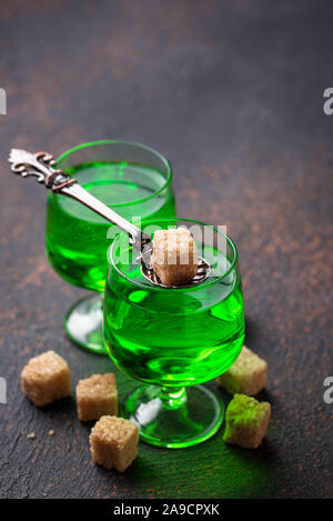 Gläser Absinth mit braunem Zucker Stockfoto