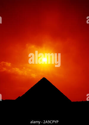 Ein Bild von einem Sonnenuntergang Himmel an den Pyramiden von Gizeh Kairo Ägypten Stockfoto