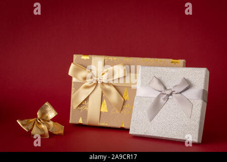 Weihnachtsdekoration mit zwei geschenkboxen auf rotem Hintergrund Stockfoto