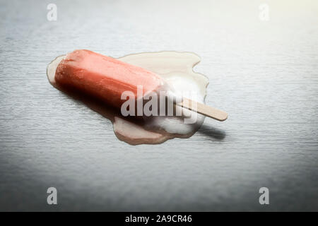 Ein Bild einer Erdbeere, Popsicle schmilzt Stockfoto
