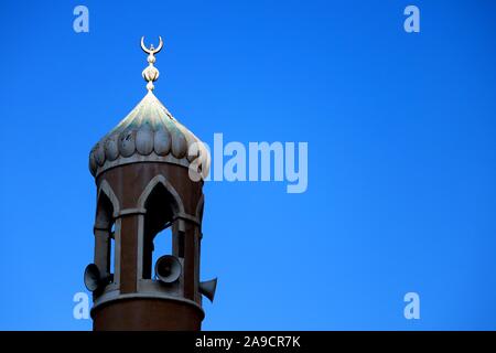 Crescent Symbol des Islam auf die Oberseite der Kuppel einer Minarett einer Kuppel gegen einen klaren blauen Himmel Stockfoto