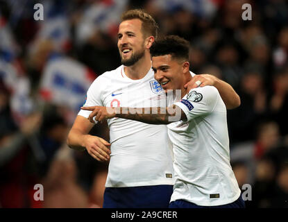 England's Harry Kane (links) feiert zählenden Dritten Ziel seiner Seite des Spiels mit Team-mate Jadon Sancho während der UEFA EURO 2020-Qualifikationsspiel in Wembley, London. Stockfoto