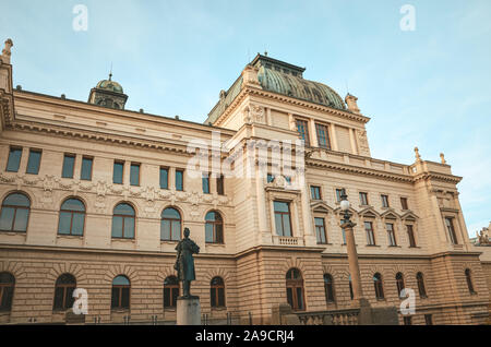 Pilsen, Tschechische Republik - 28 Oktober, 2018: Das Gebäude der J.K. Tyl Theater. Haus gebaut im neo-renaissance Stil mit Elementen des Jugendstil. Statue von Tyl im Vordergrund. Stockfoto