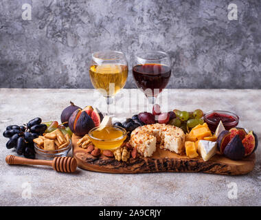 Käseplatte mit Trauben und Wein Stockfoto