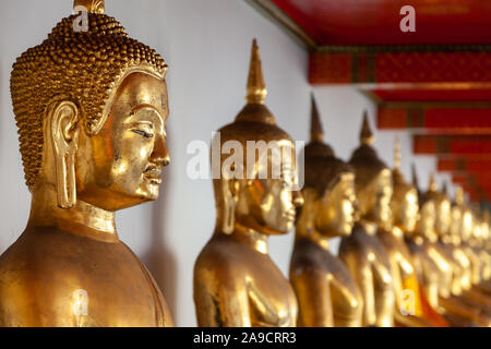 Die Reihe der Goldener Buddah Statuen im Wat Pho, Bangkok, Thailand. Eindrucksvoller Auftakt der verschiedenen goldener Buddah Statuen. Stockfoto