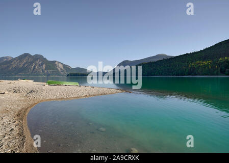 Walchensee, Blick von der South Bank im Norden an Herzogstand, Heimgarten, Urfeld, Desselkopf, Jochberg mit Fischerbooten Stockfoto