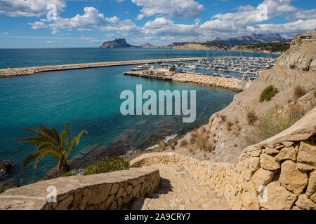 Ein Blick über den Hafen in der Küstenstadt Calpe in Spanien. Ifach und die Stadt Calpe ist in der Ferne. Stockfoto