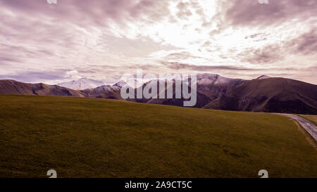 Der erste Schnee auf Sibillini Berge im Herbst Stockfoto