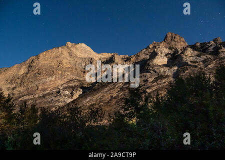 Gipfel im Mondschein, Thomas Creek Campground, Lamoile Canyon, Ruby Mountains in der Nähe von Elko, Nevada. Stockfoto